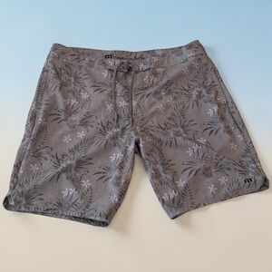 TravisMathew Western Way Board Shorts Mens Size 40 Tropical EUC